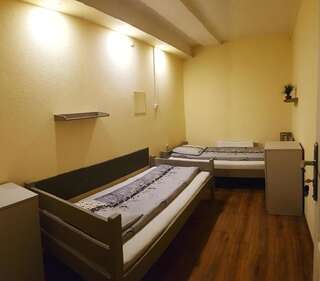 Хостелы Hostel Orange Торунь Двухместный номер с 2 отдельными кроватями-16